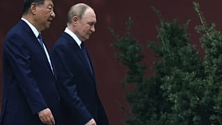 El presidente ruso, Vladimir Putin, conversa con el presidente chino, Xi Jinping, durante un paseo por el complejo de liderazgo de Zhongnanhai en Pekín, China