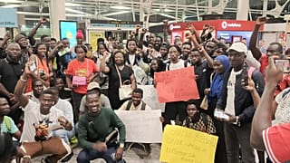 Estudantes guineenses conseguiram sair, depois de dois dias retidos no aeroporto. 