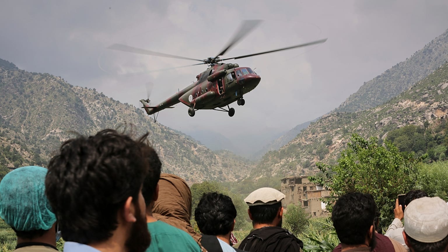 Despega en Mazar Dara, provincia de Kunar, un helicóptero militar que transporta heridos víctimas de un terremoto que ha causado numerosos muertos y destruido pueblos en el este de Afganistán, 