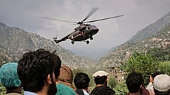 Ein Militärhubschrauber startet in Mazar Dara in der Provinz Kunar und transportiert die verletzten Opfer eines Erdbebens, das viele Menschen getötet und Dörfer im Osten Afghanistans zerstört hat, 