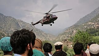 Ein Militärhubschrauber startet in Mazar Dara in der Provinz Kunar und transportiert die verletzten Opfer eines Erdbebens, das viele Menschen getötet und Dörfer im Osten Afghanistans zerstört hat,