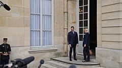 La cheffe des députés RN, Marine Le Pen, a annoncé qu'elle honorerait le rendez-vous par "courtoisie républicaine" mais qu'elle n'en attendait "rien".