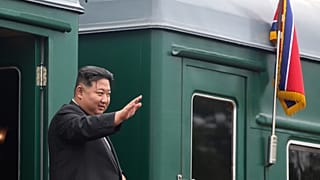ФАЙЛ: Лидер Северной Кореи Ким Чен Ын машет рукой, садясь в свой поезд перед отъездом из Артема, недалеко от Владивостока, Россия, 17 сентября 2023 года.
