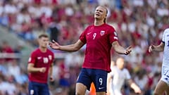 يتفاعل إيرلينج هالاند، لاعب النرويج، خلال مباراة كرة القدم بين النرويج واسكتلندا على ملعب أوليفال في أوسلو، النرويج، السبت 17 يونيو/حزيران 2023. 