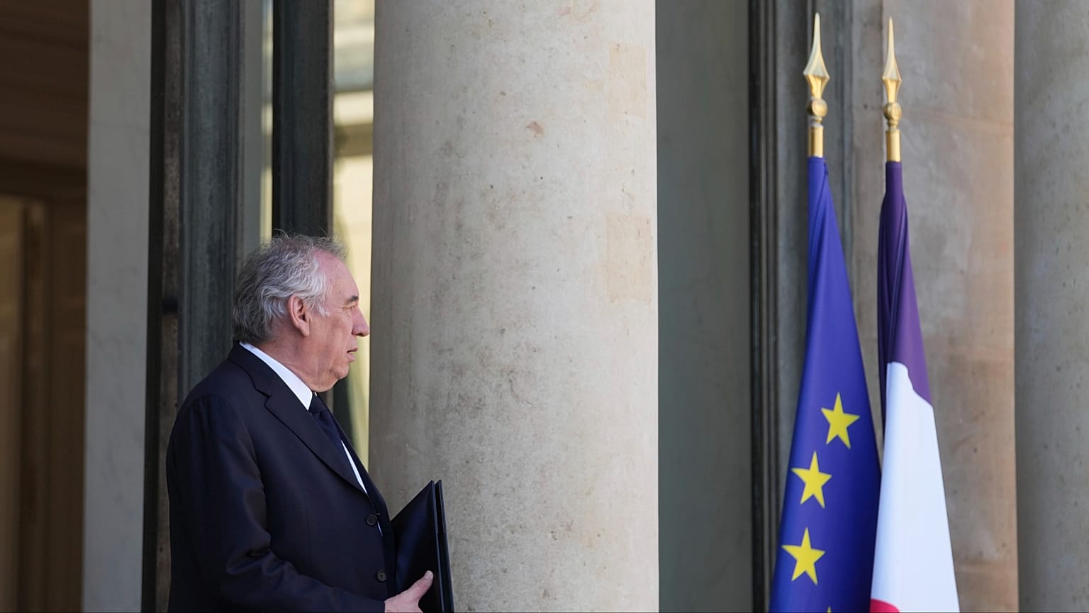ARCHIVO: El primer ministro francés, François Bayrou, abandona la reunión semanal del gabinete en el Palacio del Elíseo en París, 19 de marzo de 2025.