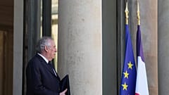 DATEI: Frankreichs Premierminister Francois Bayrou verlässt die wöchentliche Kabinettssitzung im Elysee-Palast in Paris, 19. März 2025 