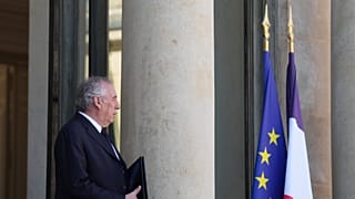 DATEI: Frankreichs Premierminister Francois Bayrou verlässt die wöchentliche Kabinettssitzung im Elysee-Palast in Paris, 19. März 2025 