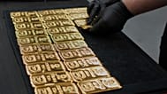 Un trabajador coloca lingotes de oro fundido listos para la venta en la refinería ABC de Sídney, Australia. 30 de abril de 2025.