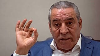   حسين الشيخ، الأمين العام للجنة التنفيذية لمنظمة التحرير الفلسطينية، يلوح بيده خلال مقابلة مع أسوشيتد برس في مكتبه في مدينة رام الله بالضفة الغربية، 13 يونيو/حزيران 2022. 