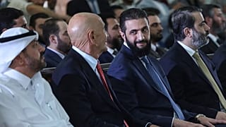 El presidente interino de Siria, Ahmed al Sharaa, mira al enviado especial a Siria, Tom Barrack, mientras asisten a la firma de un acuerdo para un consorcio energético.