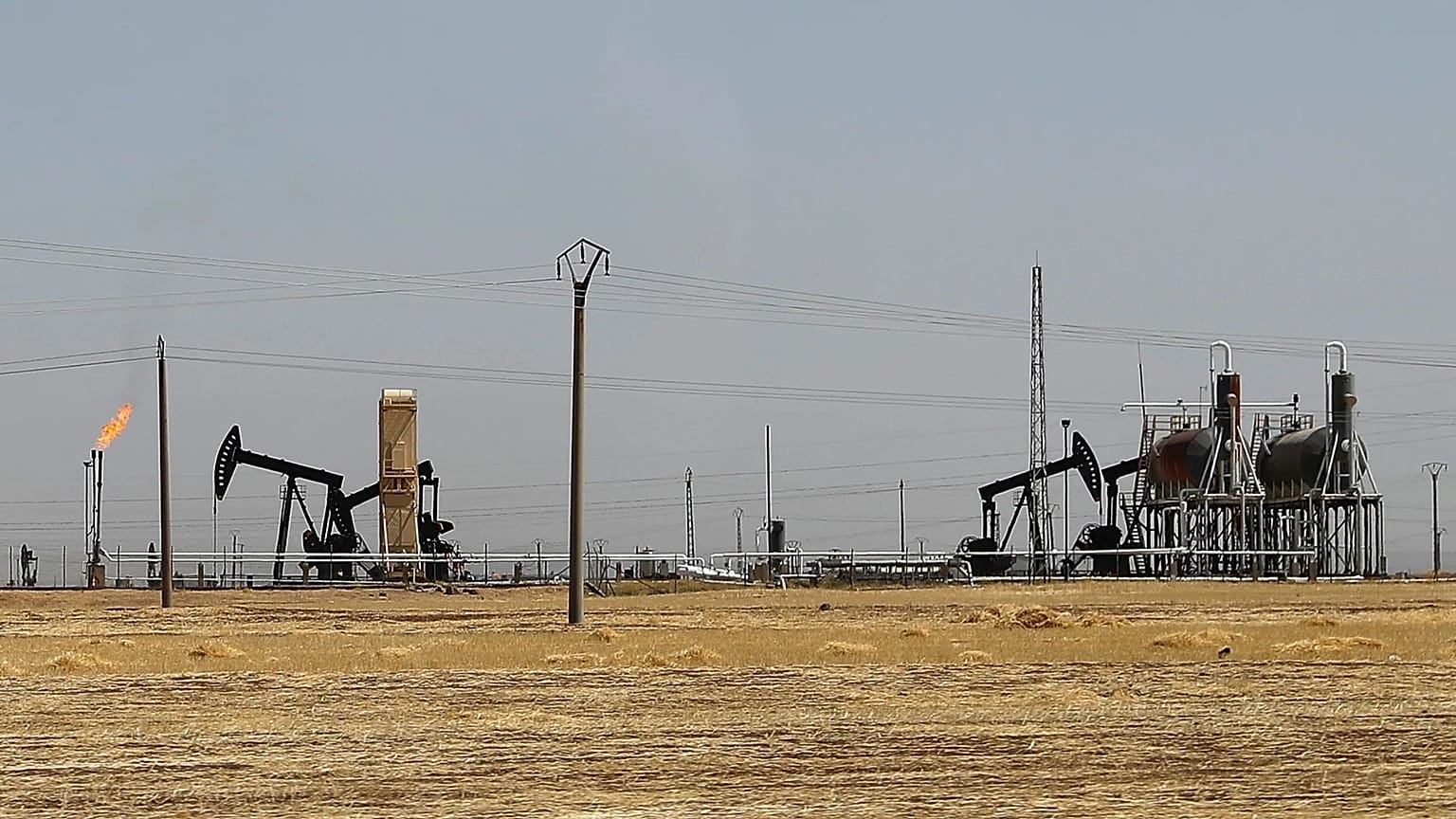 Suriye'nin kuzeydoğusundaki Hasake şehrinin Rumailan bölgesinde Suriye Demokratik Güçleri (SDF), 30 Temmuz 2017. tarafından kontrol edilen bir petrol sahası, 