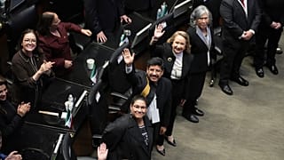 Die neuen Mitglieder des Obersten Gerichtshofs von Mexiko winken während ihrer Vereidigungszeremonie im Senat in Mexiko-Stadt, Montag, 1. September 2025.