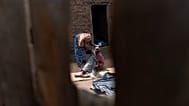 Una mujer limpia la cara de su madre, enferma de demencia, cerca de su casa en Kandago, un pueblo rural de Uganda, el 18 de noviembre de 2024.