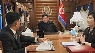 A koreai vezető a vonaton asszisztenseivel