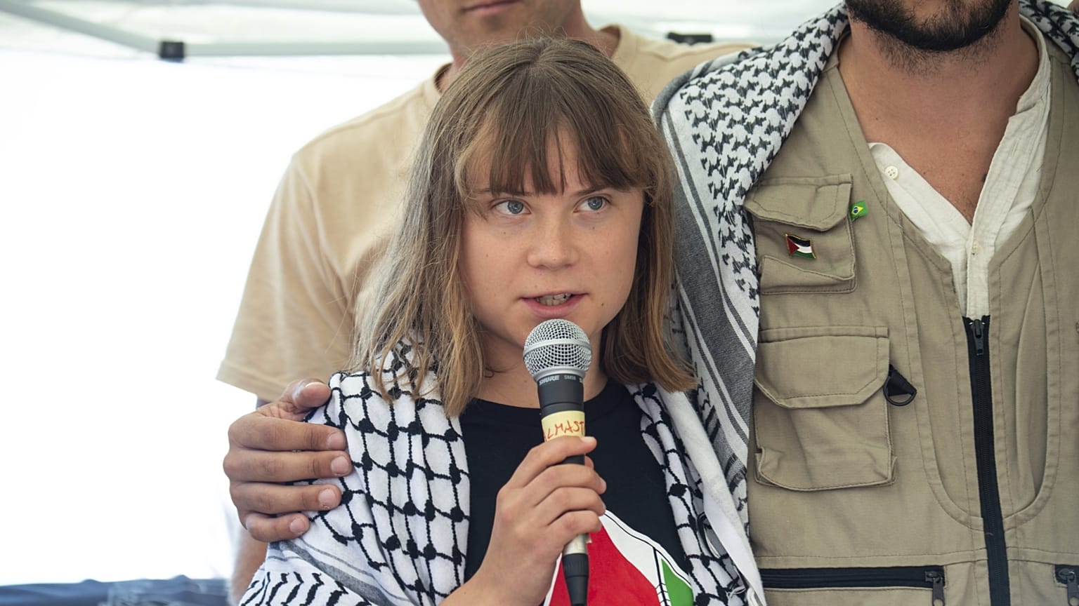 Greta Thunberg júniusban a Madlee hajó fedélzetén