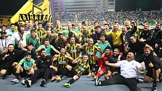 Los jugadores del Kairat celebran tras ganar el partido de vuelta de los playoffs de la Liga de Campeones contra el Celtic en Almaty, 26 de agosto de 2025.