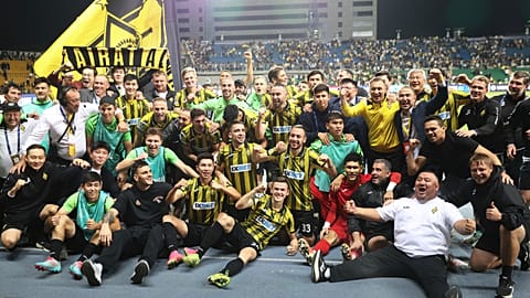 Los jugadores del Kairat celebran tras ganar el partido de vuelta de los playoffs de la Liga de Campeones contra el Celtic en Almaty, 26 de agosto de 2025.