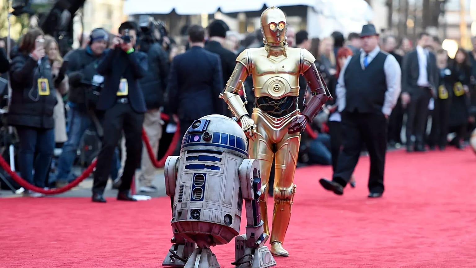 Los personajes de la película R2-D2 y C-3PO llegan al estreno mundial de 'Star Wars: The Force Awakens' en el Teatro Chino TCL el lunes 14 de diciembre de 2015