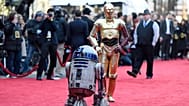 Los personajes de la película R2-D2 y C-3PO llegan al estreno mundial de 'Star Wars: The Force Awakens' en el Teatro Chino TCL el lunes 14 de diciembre de 2015