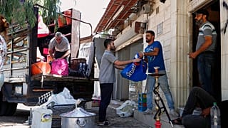 Bir Alevi aile, 30 Ağustos 2025’te Şam’ın kuzeybatısındaki Sumariye banliyösünde, Suriye hükümetine bağlı güvenlik güçlerinin kontrol noktasından geçerek evlerini terk ediyor.