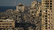 Un campamento improvisado de tiendas de campaña para palestinos desplazados se extiende por una zona cercana al puerto de la ciudad de Gaza, 1 de septiembre de 2025.