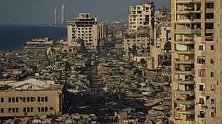 Un campamento improvisado de tiendas de campaña para palestinos desplazados se extiende por una zona cercana al puerto de la ciudad de Gaza, 1 de septiembre de 2025.