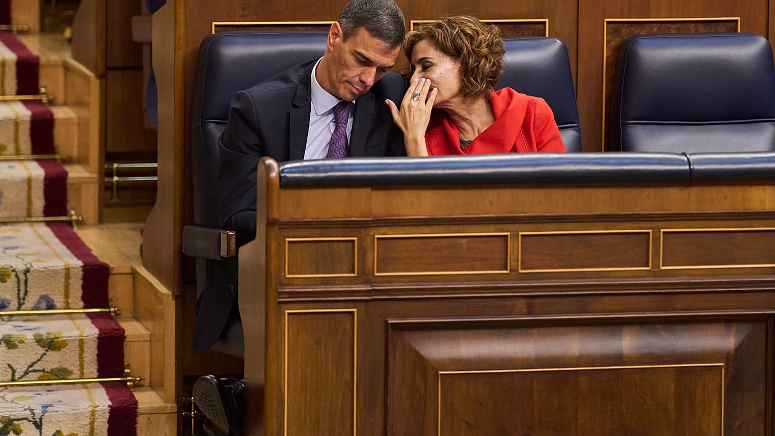 María Jesús Montero, hablando con Pedro Sánchez durante una sesión en el Congreso de los Diputados