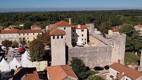 Vue aérienne du château Morosini-Grimani à Svetvinčenat, en Croatie