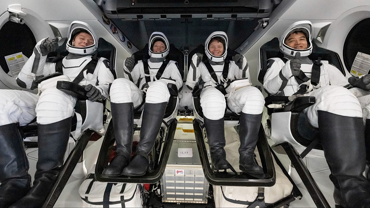 Снимок предоставлен НАСА. Космонавт и астронавты в космическом корабле компании SpaceX вскоре после приземления в Тихом океане, недалеко от Калифорнии 9 августа 2025 г.