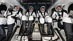 Varios astronautas en una nave espacial de SpaceX, poco después de haber aterrizado en el Océano Pacífico, cerca de California, el 9 de agosto de 2025.