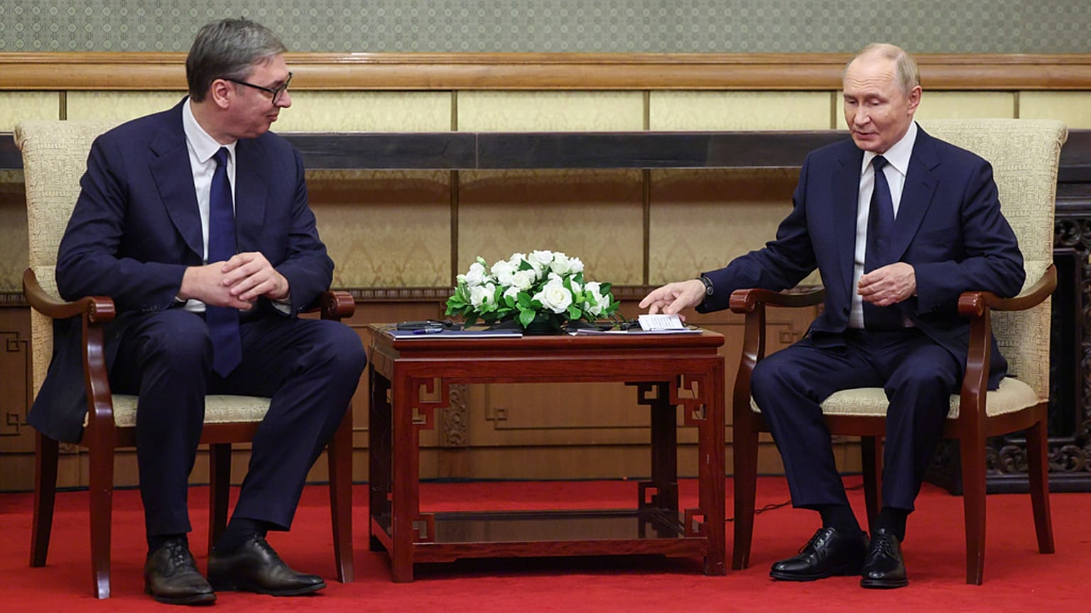Le président russe Vladimir Poutine rencontre le président serbe Aleksandar Vučić à la résidence d'État Diaoyutai à Pékin, en Chine, le mardi 2 septembre 2025