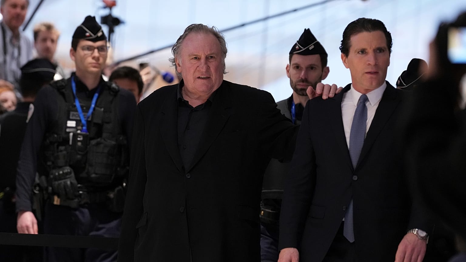 Gérard Depardieu tecavüz ve cinsel saldırı iddiaları nedeniyle Paris'te yargılanacak - Resimde: Depardieu avukatı Jeremie Assous ile birlikte Paris'te - 24 Mart 2025