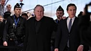 Ο Ζεράρ Ντεπαρντιέ θα δικαστεί στο Παρίσι για κατηγορίες βιασμού και σεξουαλικής επίθεσης - Εικόνα: Depardieu με τον δικηγόρο του Jeremie Assous στο Παρίσι - 24 Μαρτίου 2025