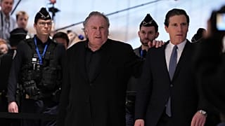 Gérard Depardieu tecavüz ve cinsel saldırı iddiaları nedeniyle Paris'te yargılanacak - Resimde: Depardieu avukatı Jeremie Assous ile birlikte Paris'te - 24 Mart 2025