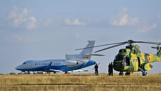 Ein rumänischer Militärhubschrauber neben dem Flugzeug mit Ursula von der Leyen während ihres Besuchs auf dem Luftwaffenstützpunkt Mihail Kogalniceanu, 1. September 2025