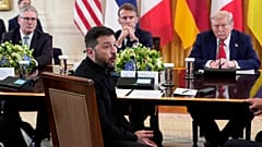 Ο πρόεδρος της Ουκρανίας Volodymyr Zelenskyy, ο Βρετανός πρωθυπουργός Keir Starmer, ο Γάλλος πρόεδρος Emmanuel Macron και ο Αμερικανός πρόεδρος Donald Trump στον Λευκό Οίκο στις 18 Αυγούστου 2025.