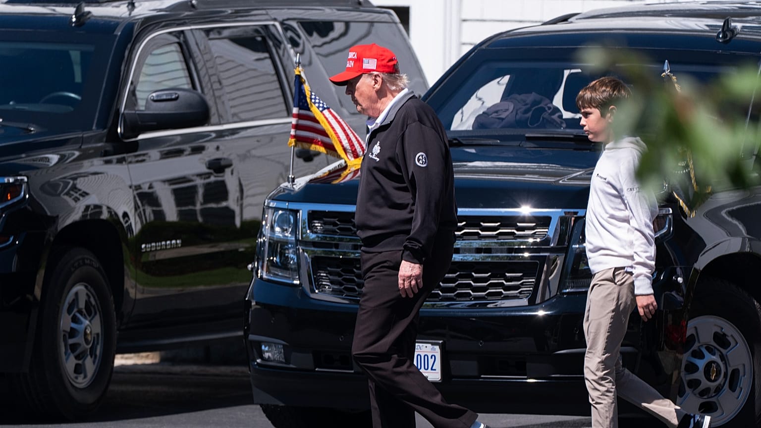 Donald Trump camina con su nieto Spencer en uno de sus clubs de golf en Sterling, Virginia, en una de sus pocas apariciones públicas en las últimas semanas, el 30 de agosto.