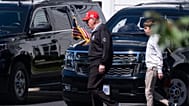 Donald Trump camina con su nieto Spencer en uno de sus clubs de golf en Sterling, Virginia, en una de sus pocas apariciones públicas en las últimas semanas, el 30 de agosto.