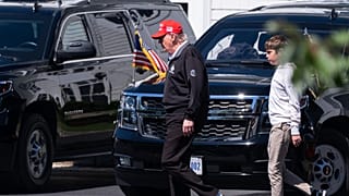 Donald Trump camina con su nieto Spencer en uno de sus clubs de golf en Sterling, Virginia, en una de sus pocas apariciones públicas en las últimas semanas, el 30 de agosto.