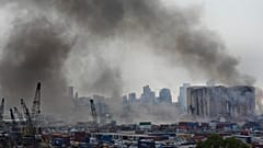 الدخان والغبار يتصاعدان من صوامع الحبوب المنهارة والمتضررة جراء الانفجار الضخم الذي وقع في مرفأ بيروت في أغسطس/آب 2020، الخميس 4 أغسطس/آب 2022. 