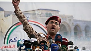 المتحدث العسكري باسم الحوثيين يحيى سريع يتحدث في تجمع مناهض للولايات المتحدة وإسرائيل في صنعاء، اليمن، الجمعة 18 أبريل/نيسان 2025.