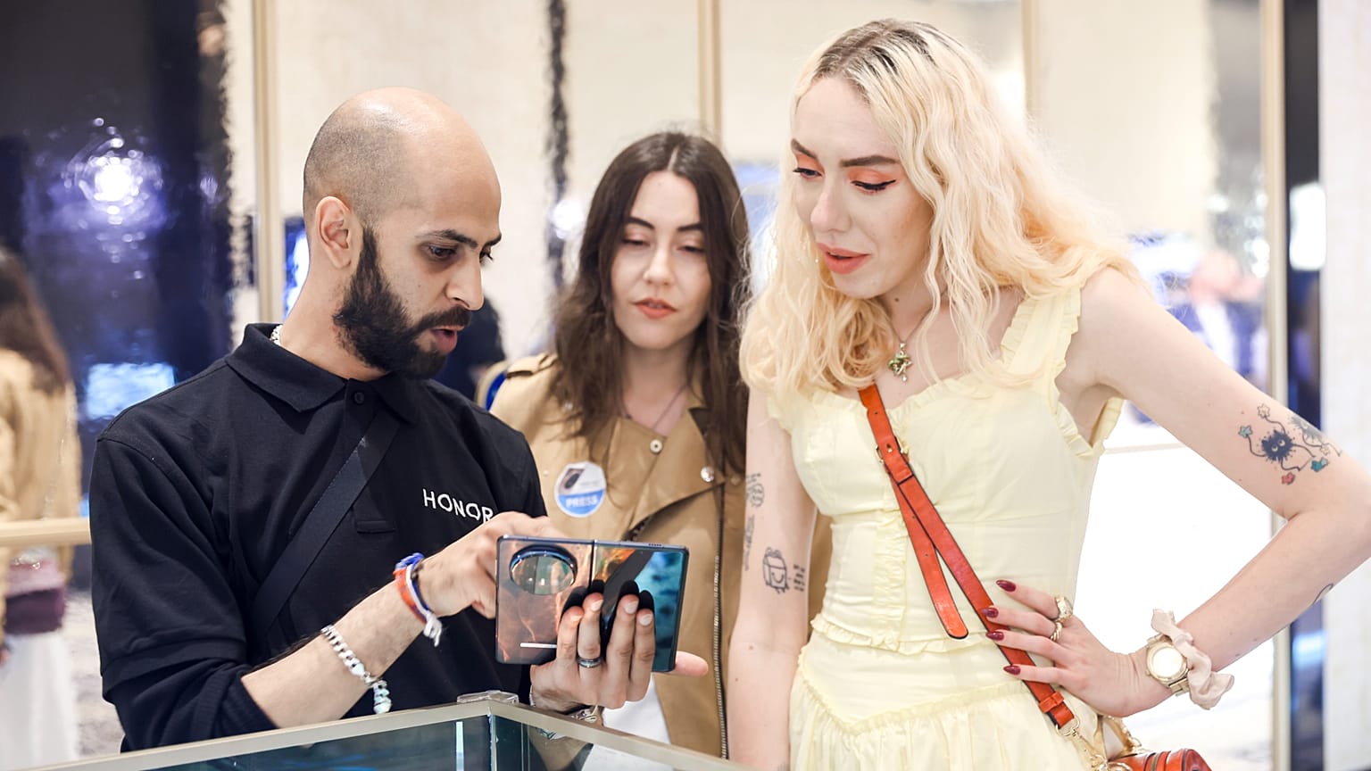 Des consommateurs assistent à une démonstration du combiné Magic V5 de Honor
