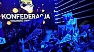 Υποστηρικτές του σκληροδεξιού πολωνικού κόμματος "Συνομοσπονδία" κρατούν αφίσα προεκλογικής εκστρατείας στο Κατοβίτσε, 23 Σεπτεμβρίου 2023