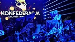 Υποστηρικτές του σκληροδεξιού πολωνικού κόμματος "Συνομοσπονδία" κρατούν αφίσα προεκλογικής εκστρατείας στο Κατοβίτσε, 23 Σεπτεμβρίου 2023