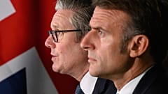 Premierminister Keir Starmer (links) und Präsident Emmanuel Macron leiten während eines gemeinsamen Militärbesuchs in London ein Treffen der „Koalition der Willigen". 