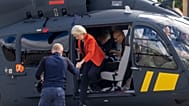 Ursula von der Leyen desciende de un helicóptero tras sobrevolar la frontera lituano-bielorrusa a unos 25 kilómetrtos al este de Vilna, el 1 de septiembre de 2025.