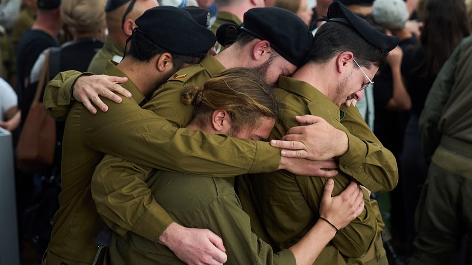 جنود إسرائيليون يشيّعون الرقيب أول أساف كافري (26 عامًا)، الذي قُتل خلال العملية البرية في غزة، الأحد 27 أبريل 2025.