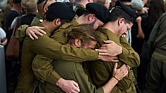 جنود إسرائيليون يشيّعون الرقيب أول أساف كافري (26 عامًا)، الذي قُتل خلال العملية البرية في غزة، الأحد 27 أبريل 2025.