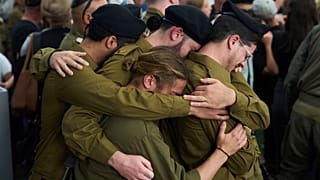 جنود إسرائيليون يشيّعون الرقيب أول أساف كافري (26 عامًا)، الذي قُتل خلال العملية البرية في غزة، الأحد 27 أبريل 2025.