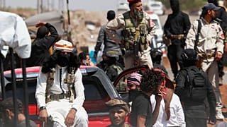 مقاتلين من الجيش السوري الجديد ومقاتلي العشائر على أطراف السويداء ، الأحد 20 يوليو / تموز 2025